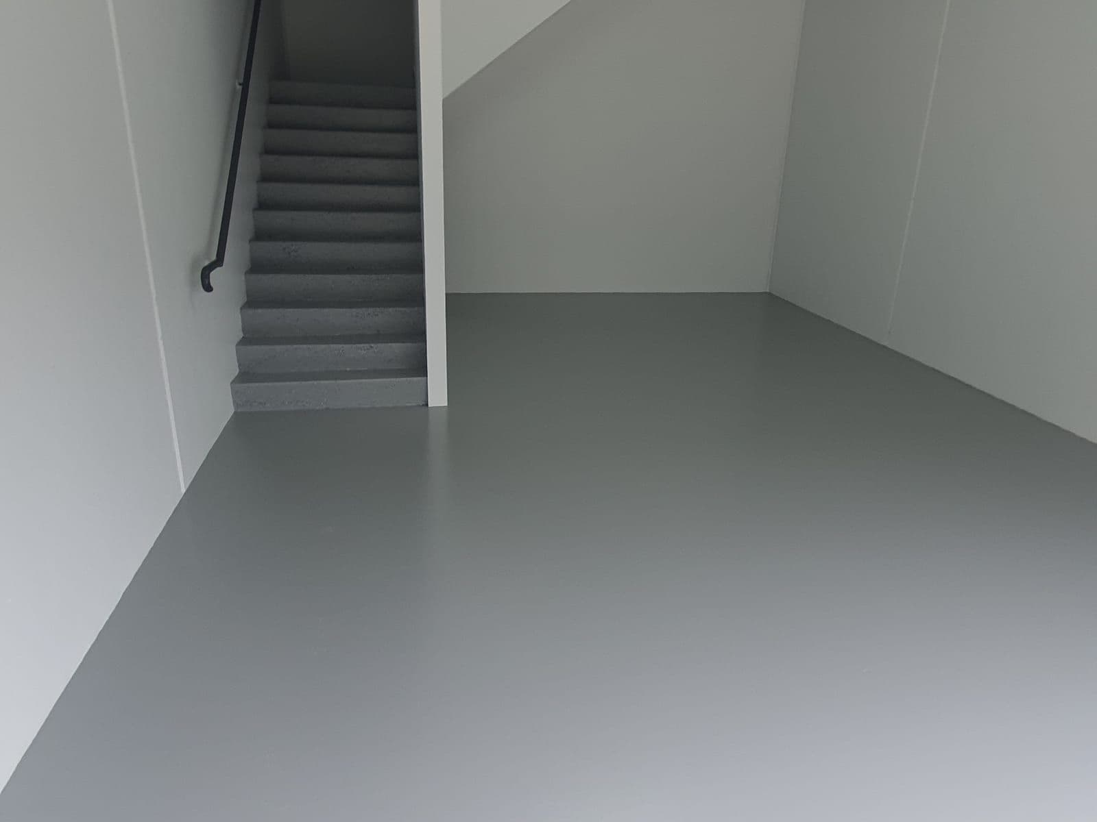 Flake epoxy floor with glossy reflective finish